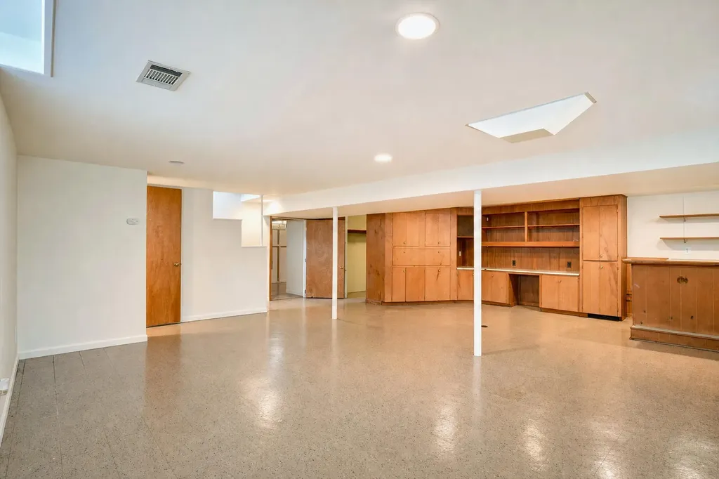 23870 Beacon Drive Farmington Hills City MI 48336