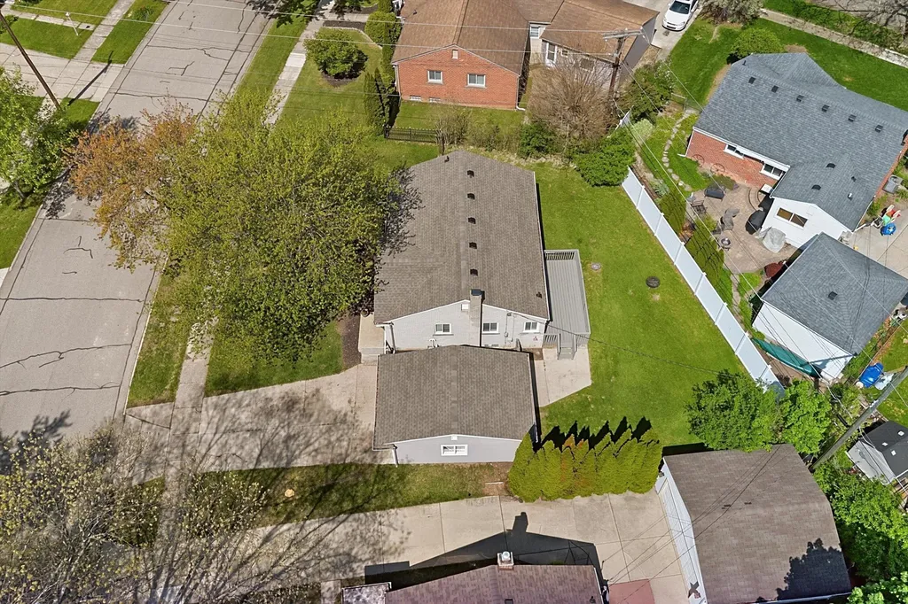 23870 Beacon Drive Farmington Hills City MI 48336