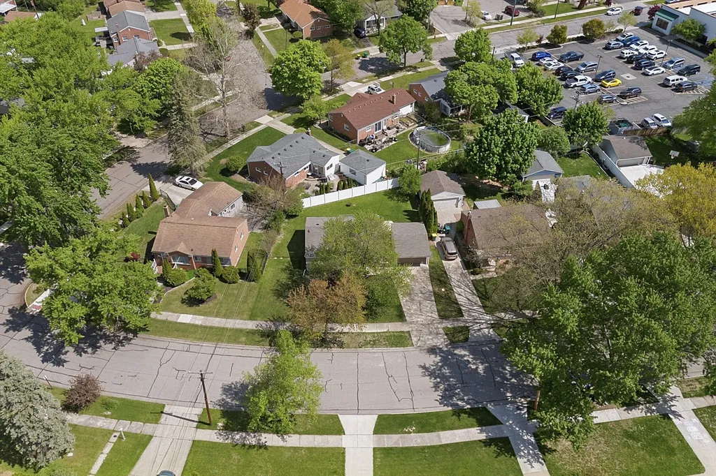 23870 Beacon Drive Farmington Hills City MI 48336
