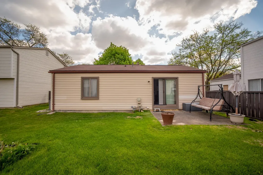 2887 Roundtree Drive Troy City MI 48083