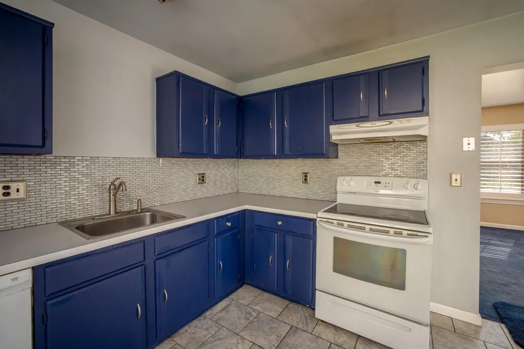 2887 Roundtree Drive Troy City MI 48083