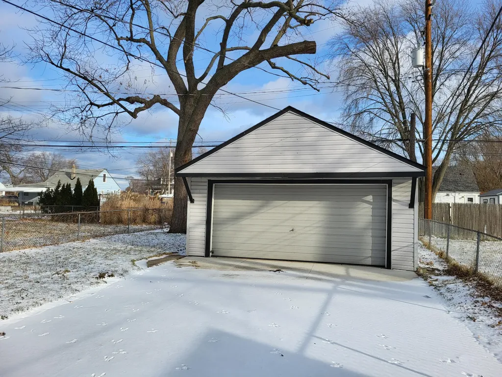 24360 Flower Avenue Eastpointe City MI 48021