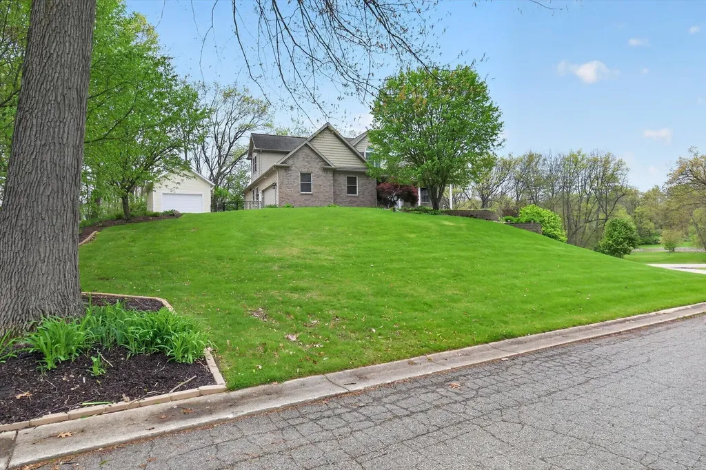 2112 Scenic Hills Drive Leoni Township MI 49201