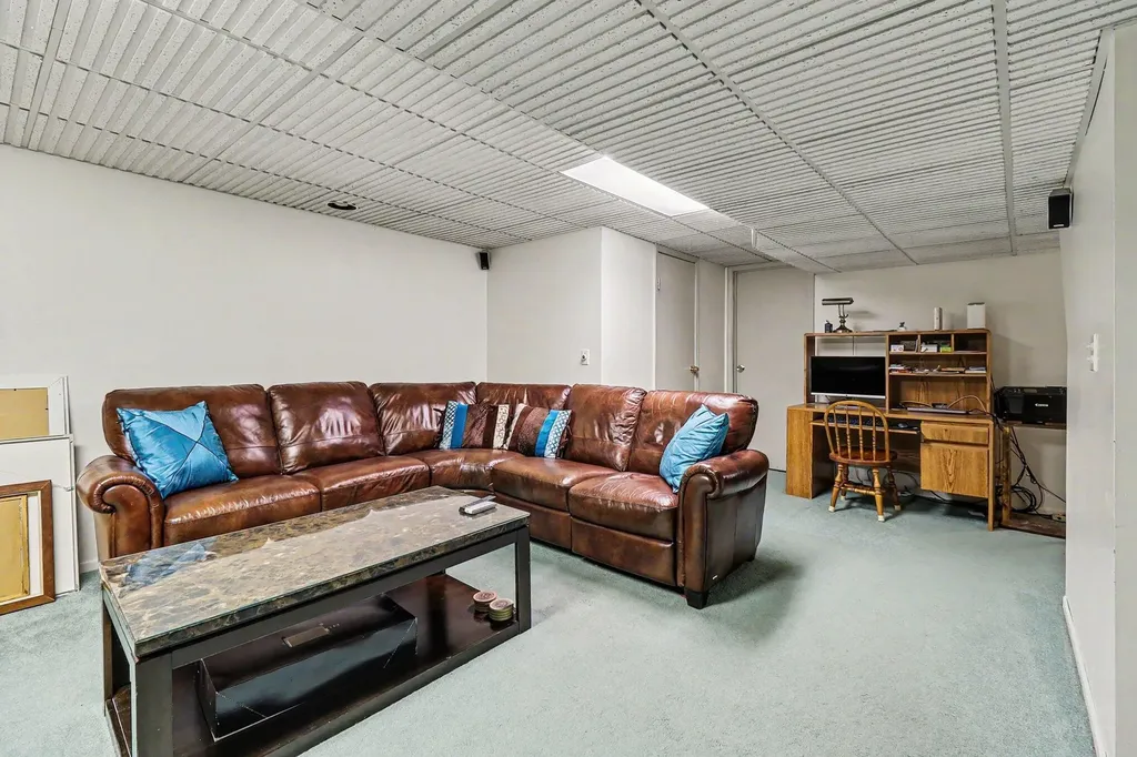 273 Eckford Drive Troy City MI 48085
