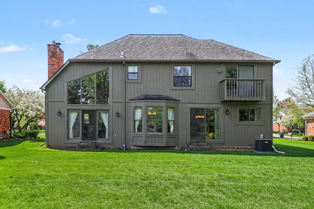 273 Eckford Drive Troy City MI 48085