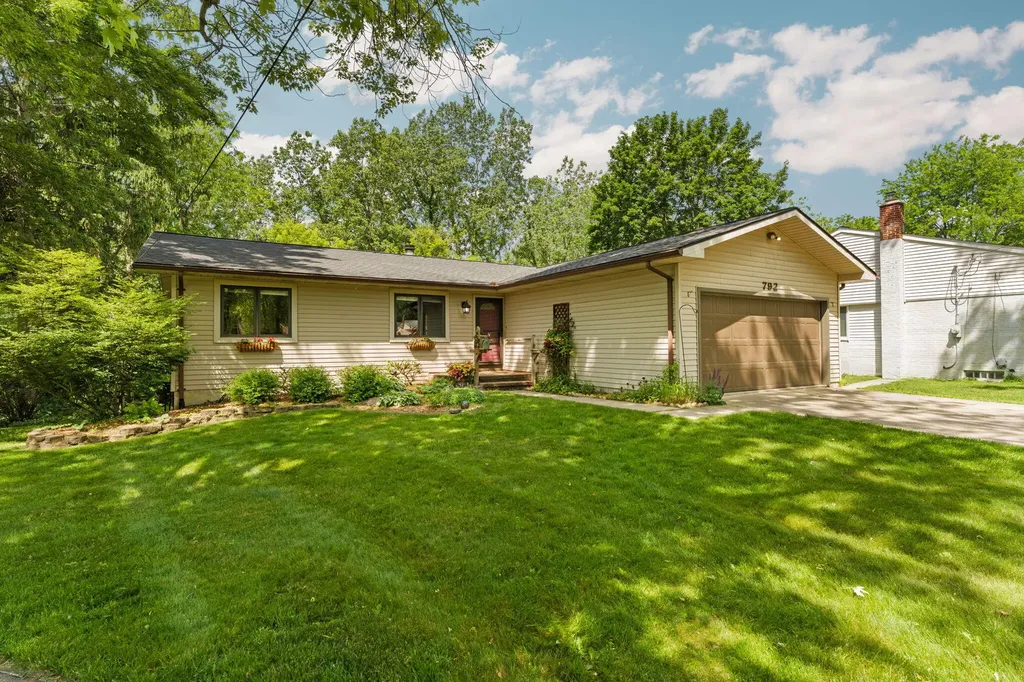 792 Knollwood Court Saline City MI 48176