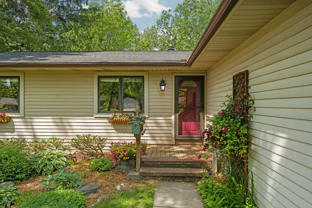 792 Knollwood Court Saline City MI 48176