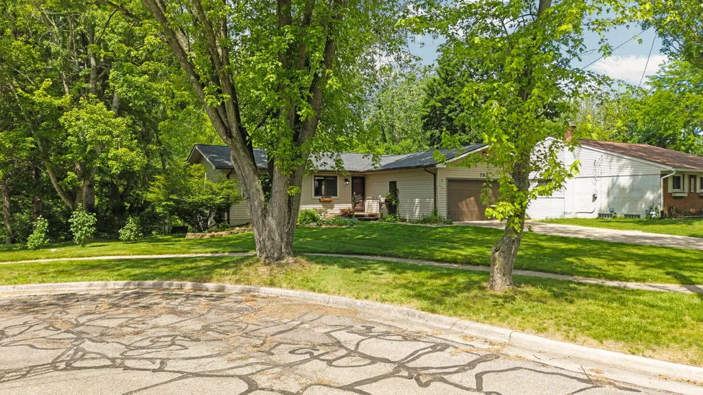 792 Knollwood Court Saline City MI 48176