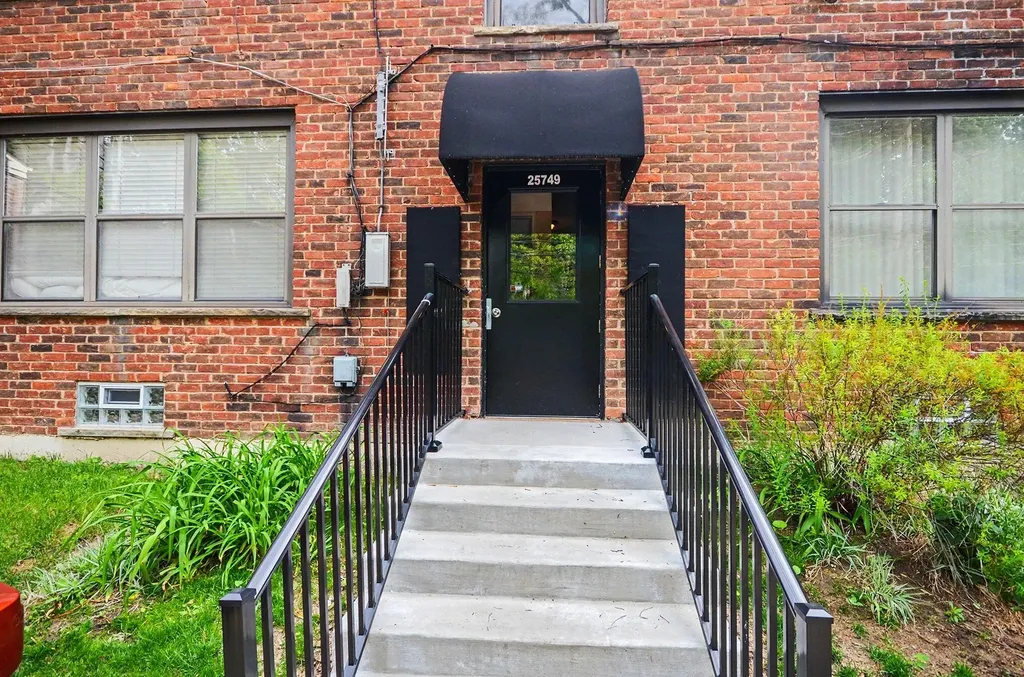 25749 Woodward Avenue Royal Oak City MI 48067