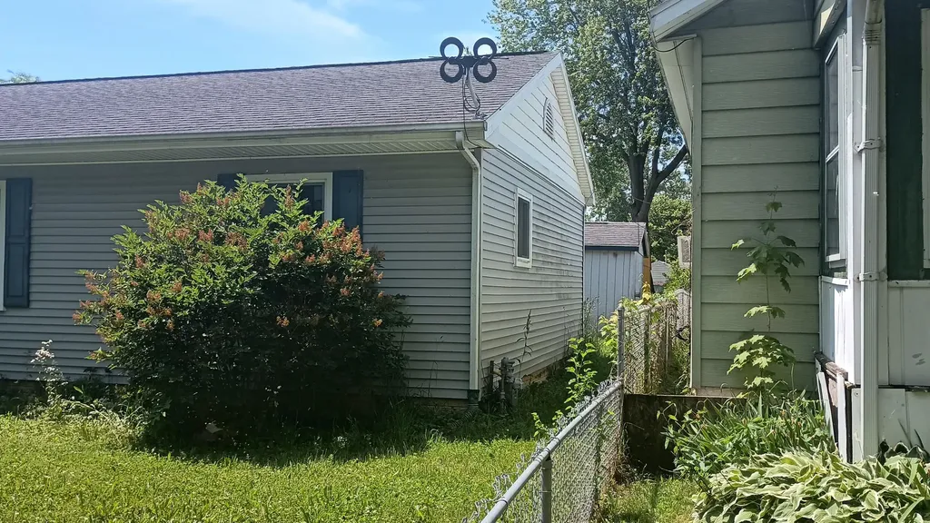 1738 Oak Street Monroe City MI 48161