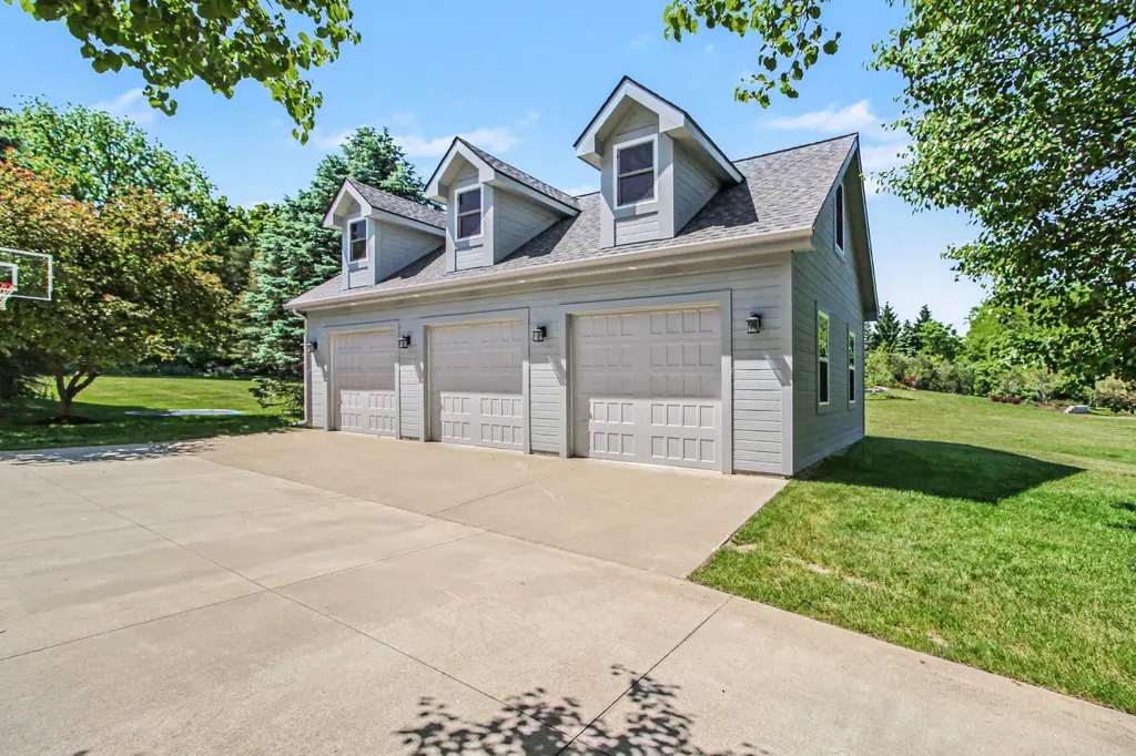 5875 Pinecrest Estates Drive Salem Township MI 48105