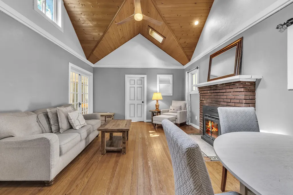 6330 Oakdale Drive Green Oak Township MI 48116