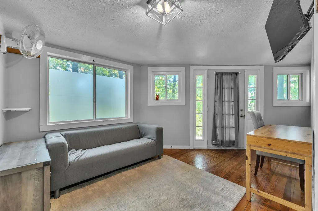 6330 Oakdale Drive Green Oak Township MI 48116
