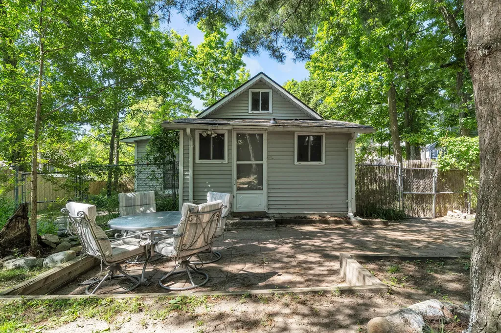 6330 Oakdale Drive Green Oak Township MI 48116