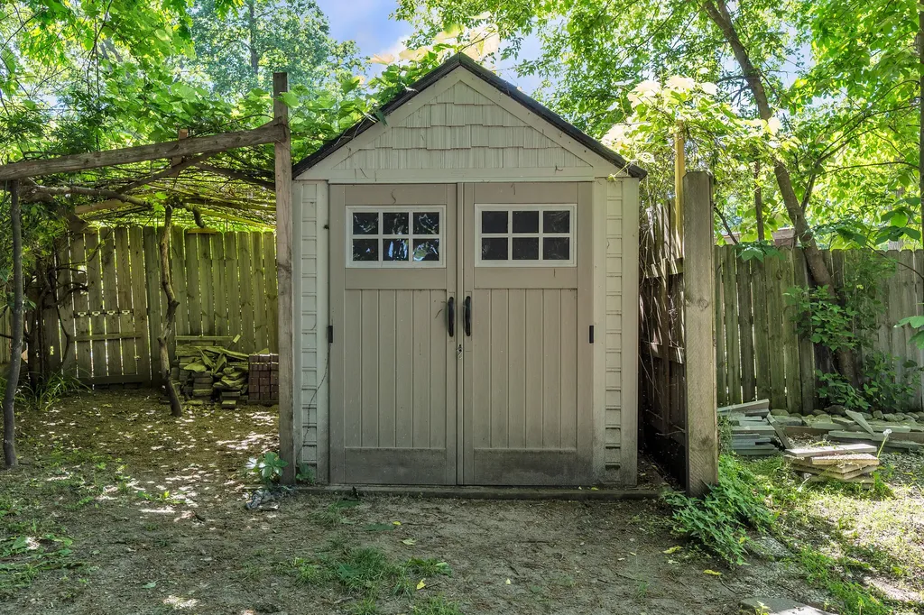 6330 Oakdale Drive Green Oak Township MI 48116