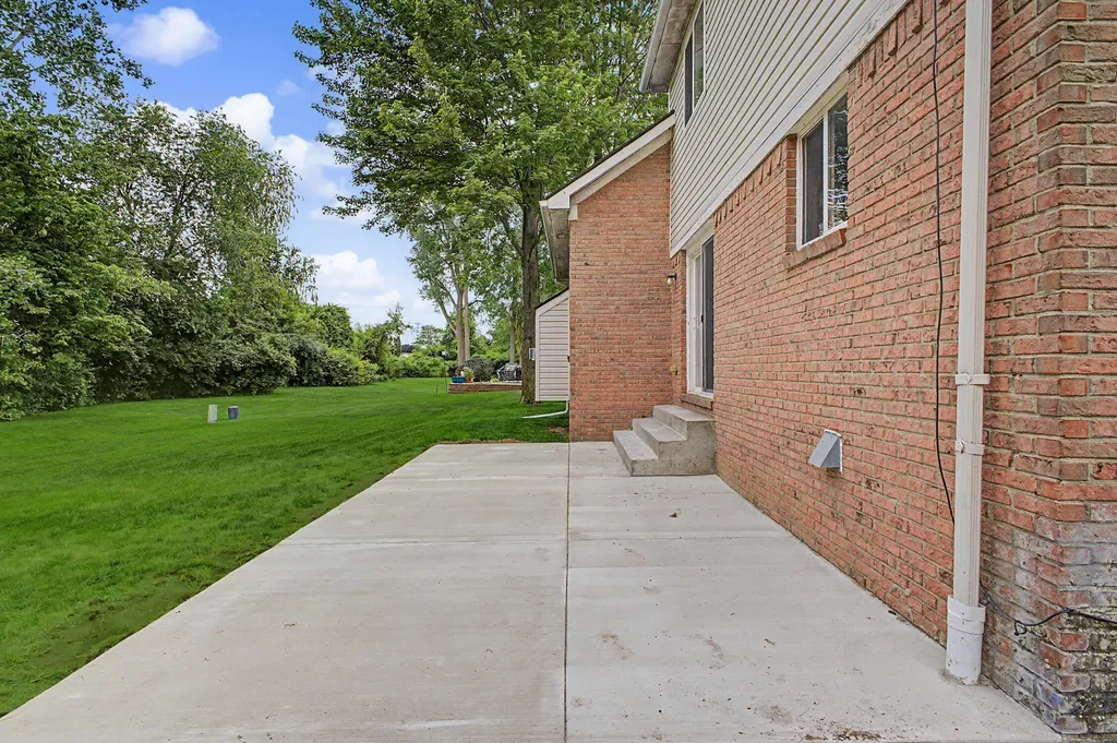 24224 Konarska Drive Brownstown Charter Township MI 48134