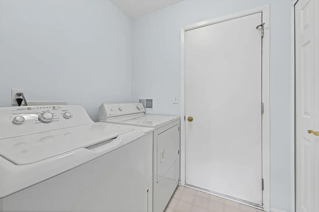 6640 Deerhurst Drive Westland City MI 48185