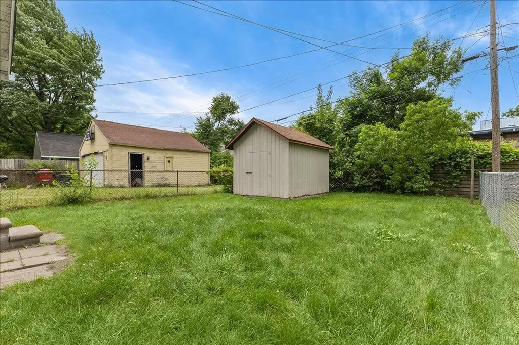 445 W Milton Avenue Hazel Park City MI 48030