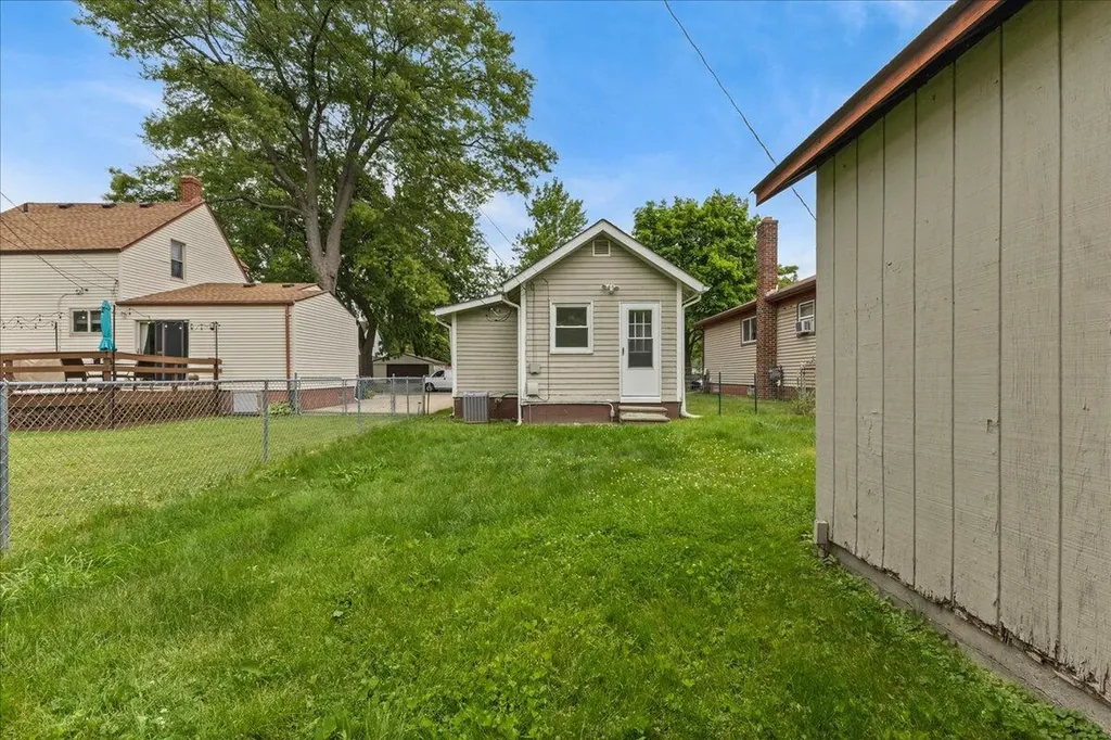 445 W Milton Avenue Hazel Park City MI 48030
