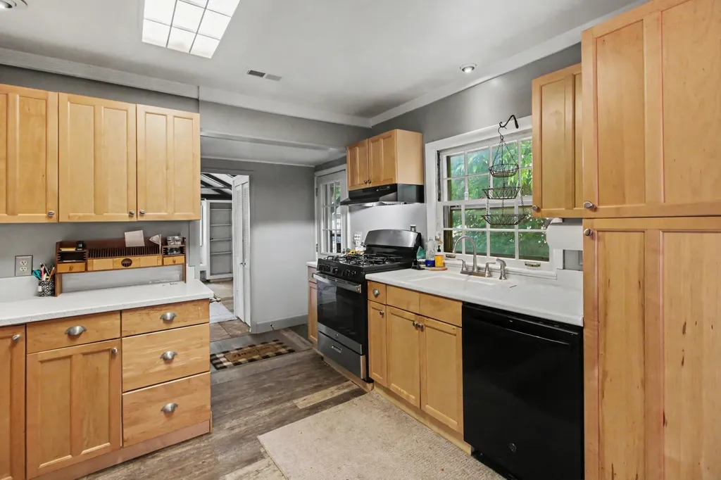 16654 Macarthur Redford Charter Township MI 48240