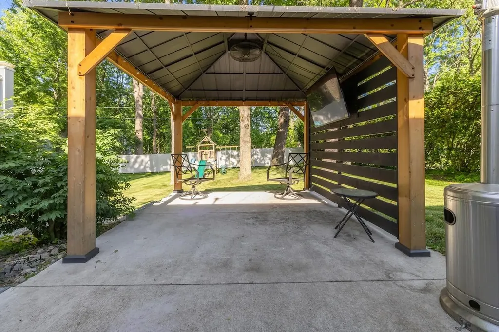 1358 Flamingo Street Wixom City MI 48393