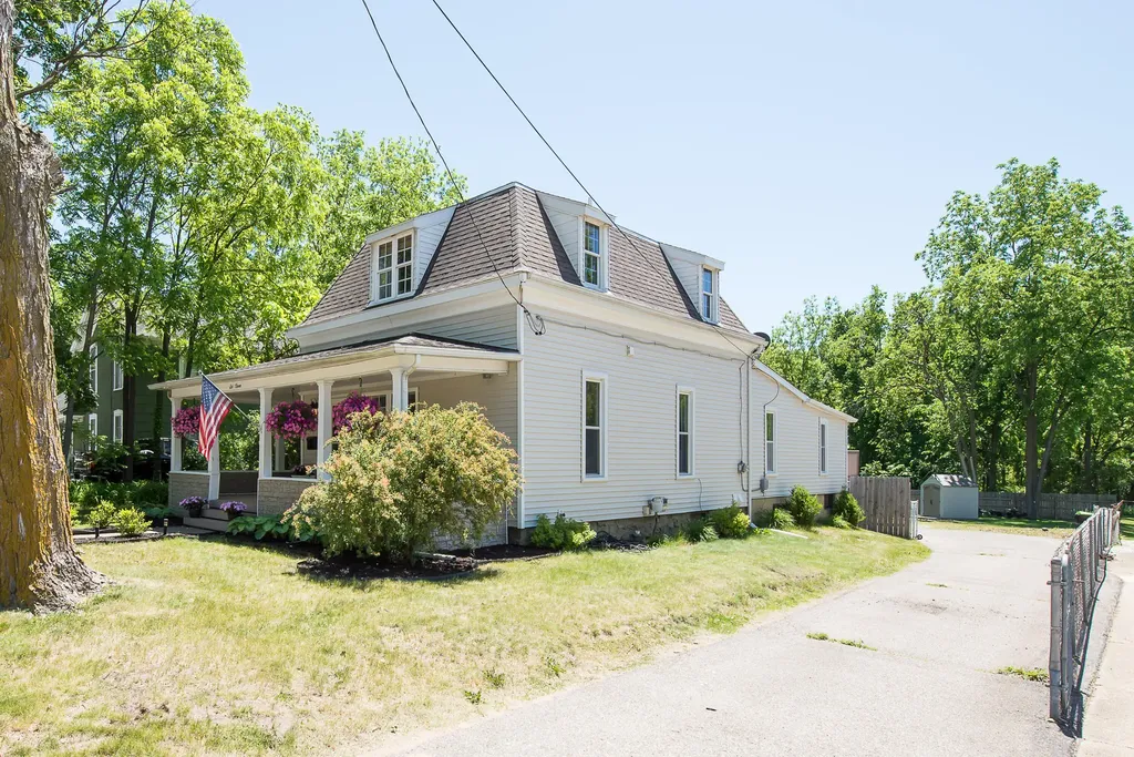 611 W Silver Lake Road Fenton City MI 48430