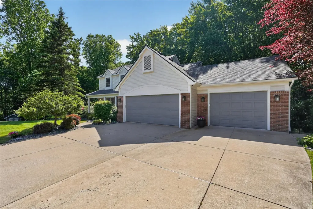 4022 Dun Rovin Court Commerce Charter Township MI 48382