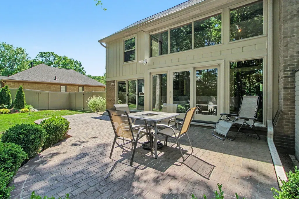 14017 Towering Oaks Drive Shelby Charter Township MI 48315