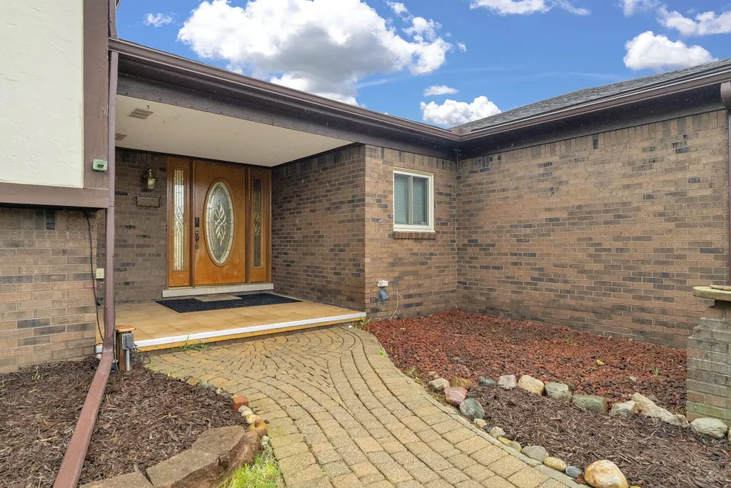 306 Antoinette Drive Rochester Hills City MI 48309