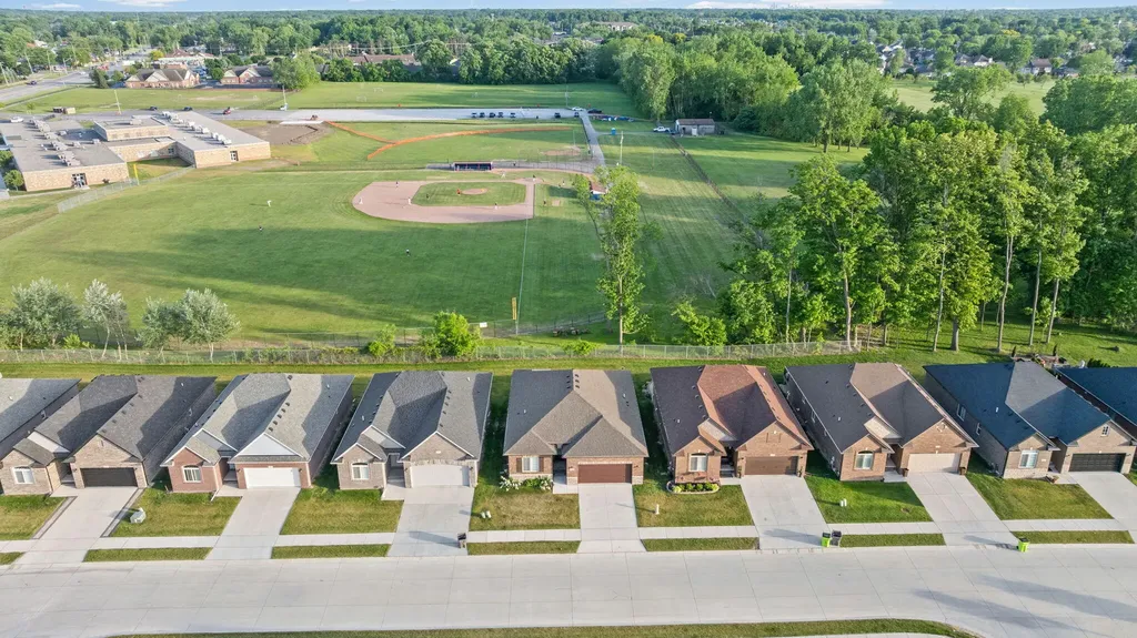 15300 Eton Pointe Drive Clinton Charter Township MI 48035