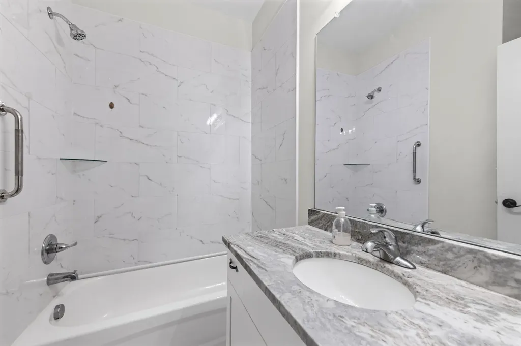 15300 Eton Pointe Drive Clinton Charter Township MI 48035