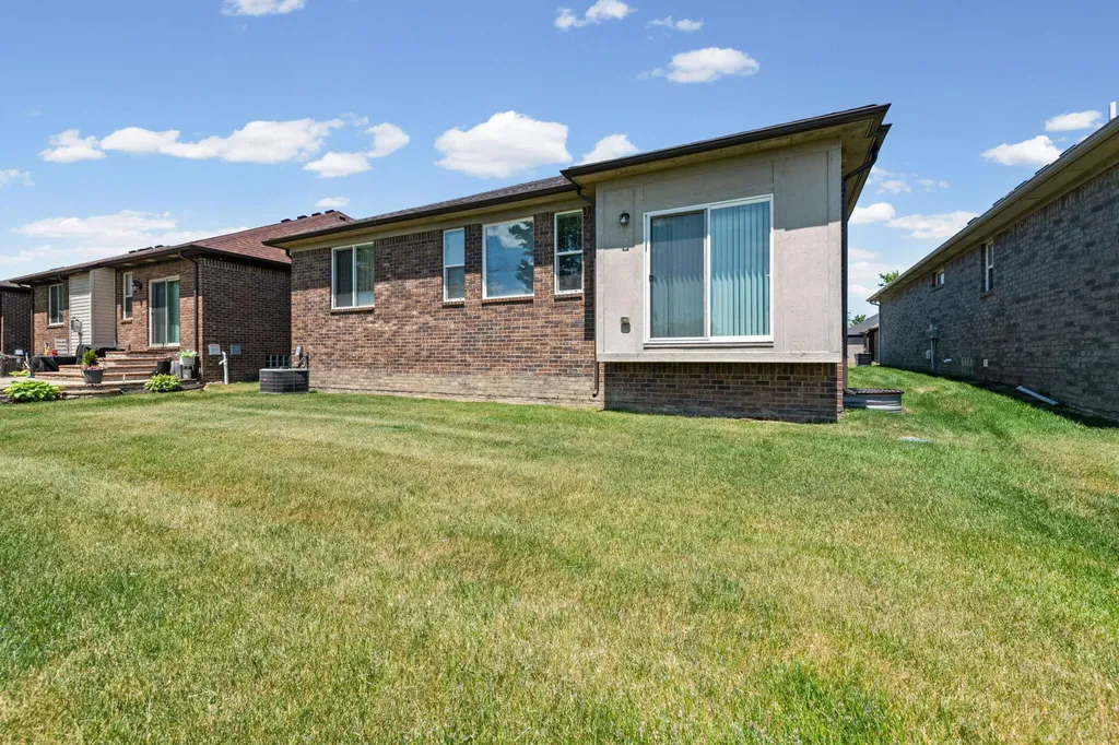15300 Eton Pointe Drive Clinton Charter Township MI 48035