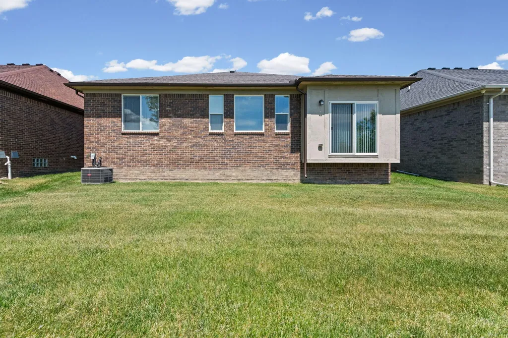 15300 Eton Pointe Drive Clinton Charter Township MI 48035
