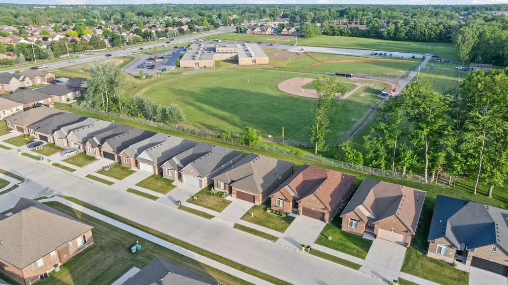 15300 Eton Pointe Drive Clinton Charter Township MI 48035