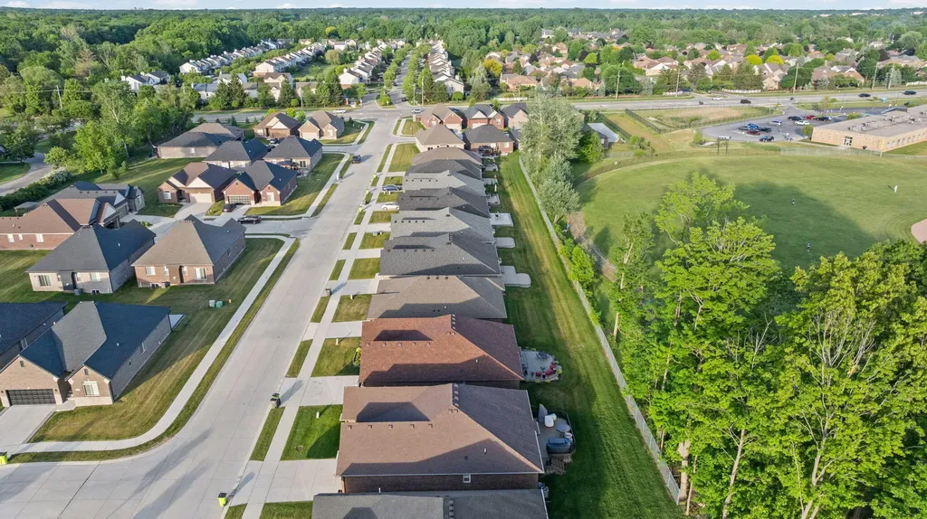 15300 Eton Pointe Drive Clinton Charter Township MI 48035
