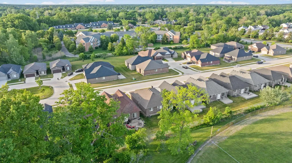 15300 Eton Pointe Drive Clinton Charter Township MI 48035