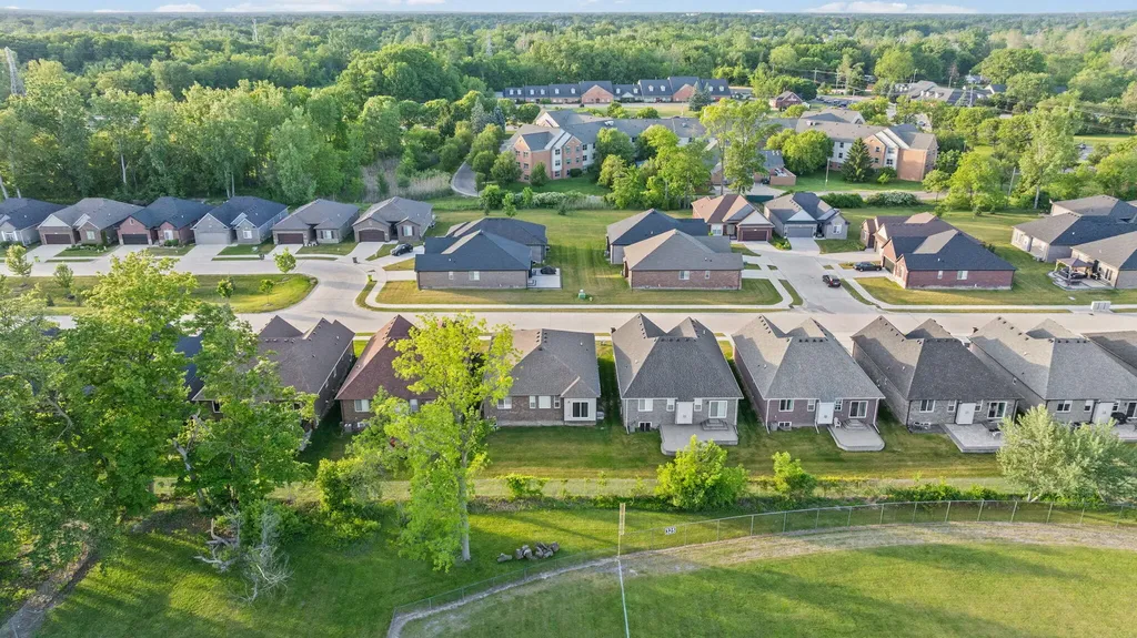 15300 Eton Pointe Drive Clinton Charter Township MI 48035