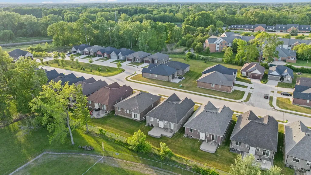 15300 Eton Pointe Drive Clinton Charter Township MI 48035