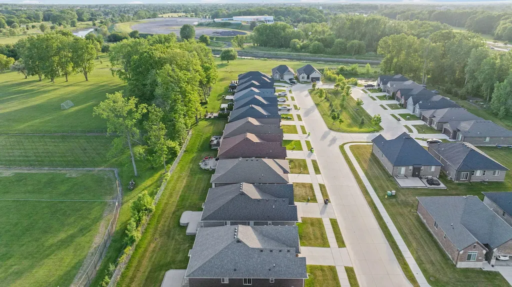 15300 Eton Pointe Drive Clinton Charter Township MI 48035