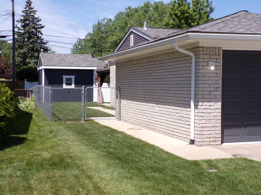 31541 Madison Avenue Madison Heights City MI 48071