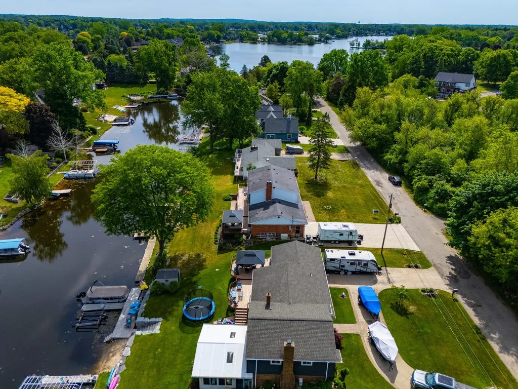 1888 Squaw Lagoon Drive Oxford Charter Township MI 48371