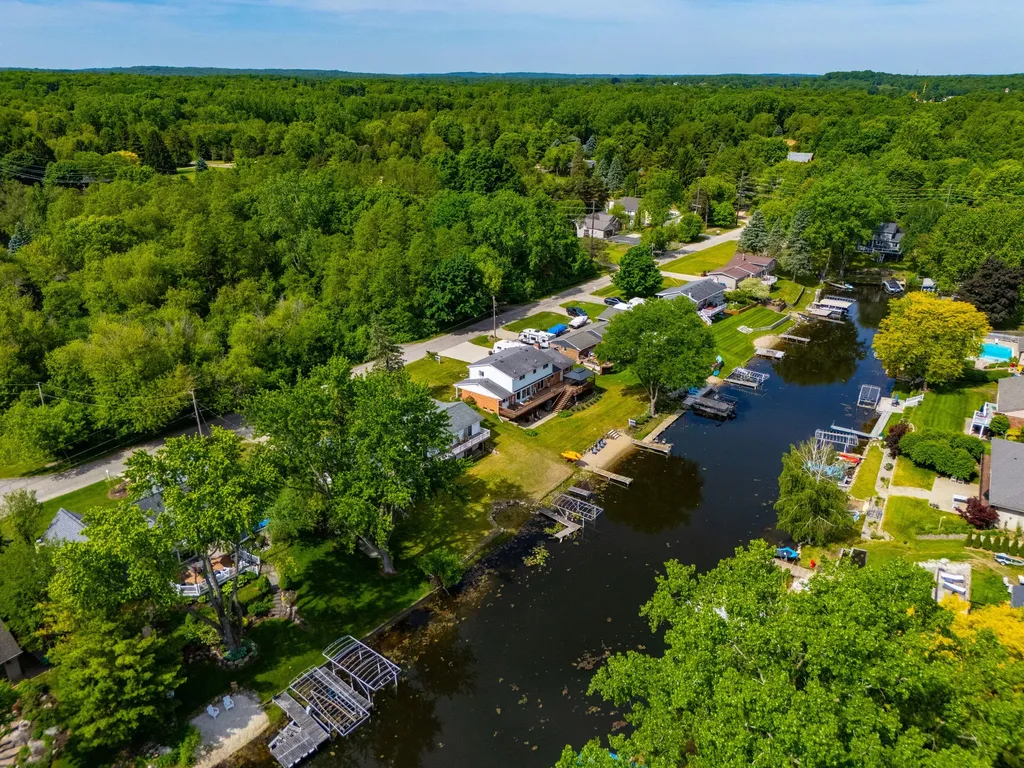 1888 Squaw Lagoon Drive Oxford Charter Township MI 48371