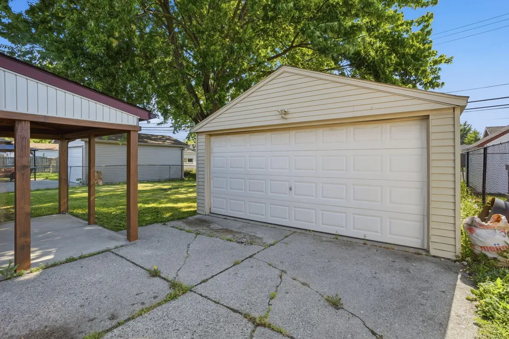 28604 Bohn Street Roseville City MI 48066