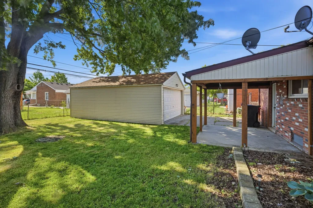 28604 Bohn Street Roseville City MI 48066