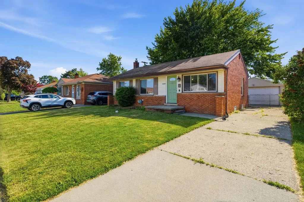 28604 Bohn Street Roseville City MI 48066