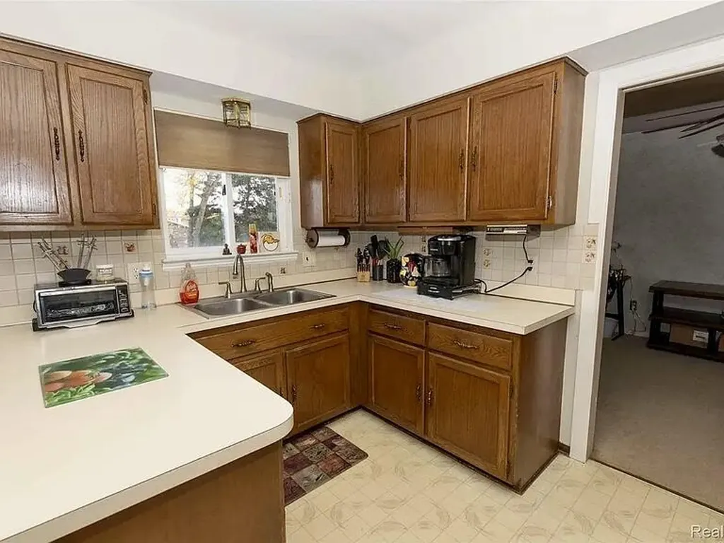 30988 Moroso Drive Warren City MI 48088