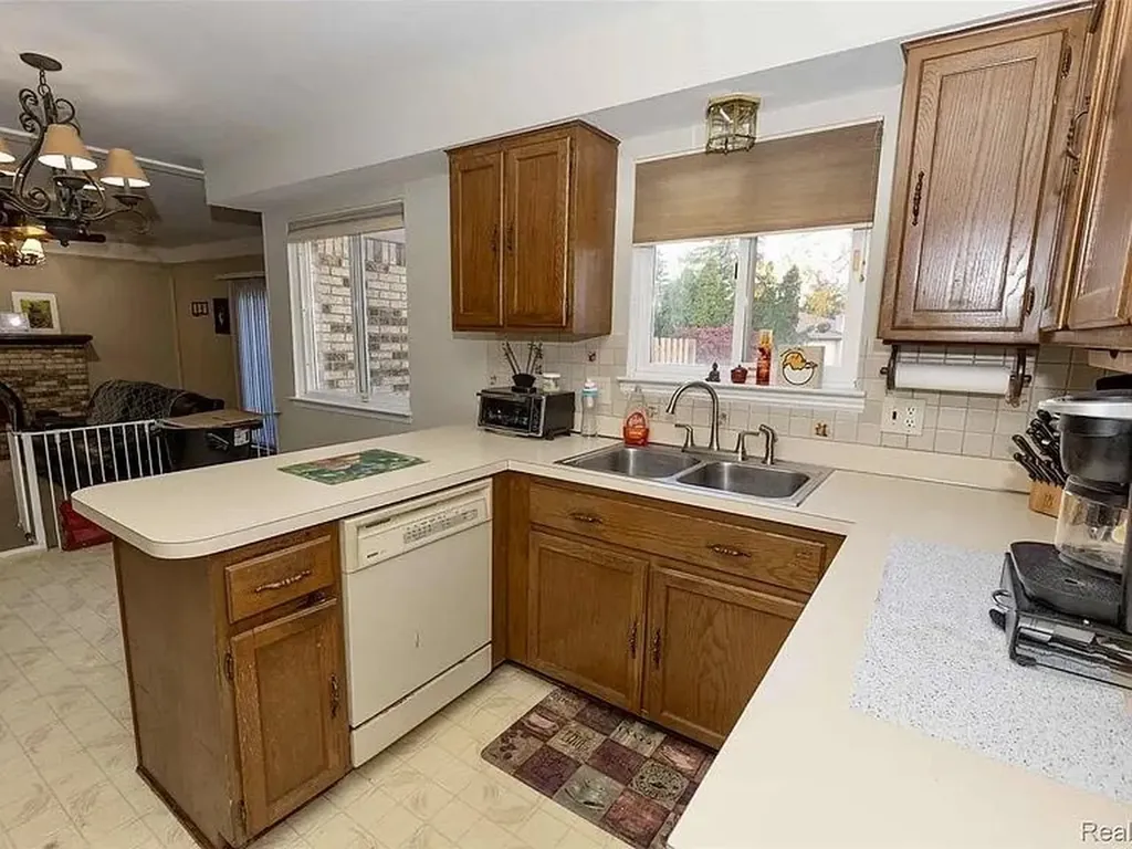 30988 Moroso Drive Warren City MI 48088
