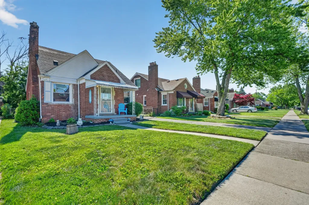 21500 Redmond Avenue Eastpointe City MI 48021