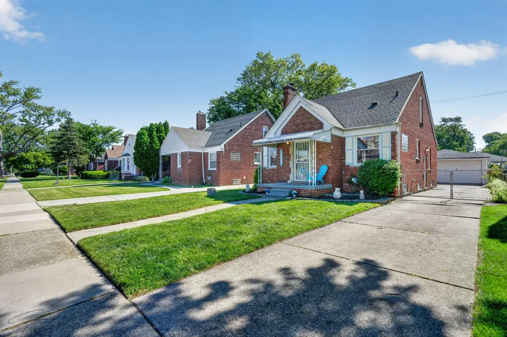 21500 Redmond Avenue Eastpointe City MI 48021