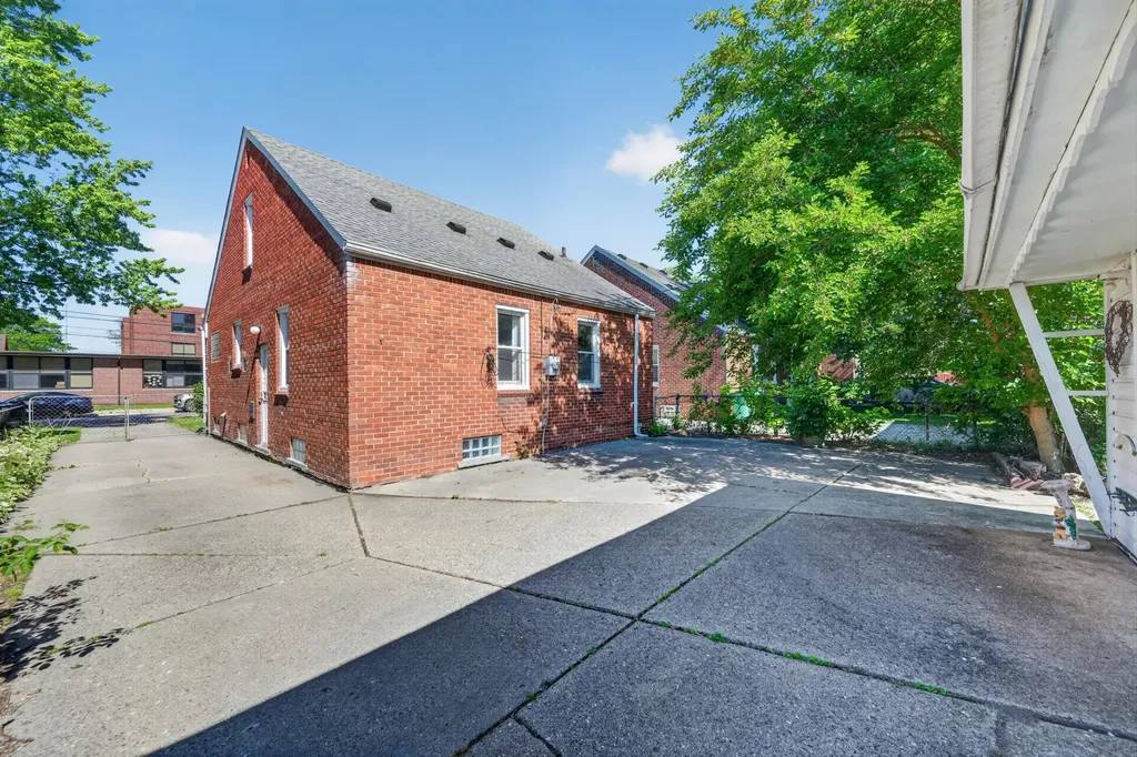 21500 Redmond Avenue Eastpointe City MI 48021